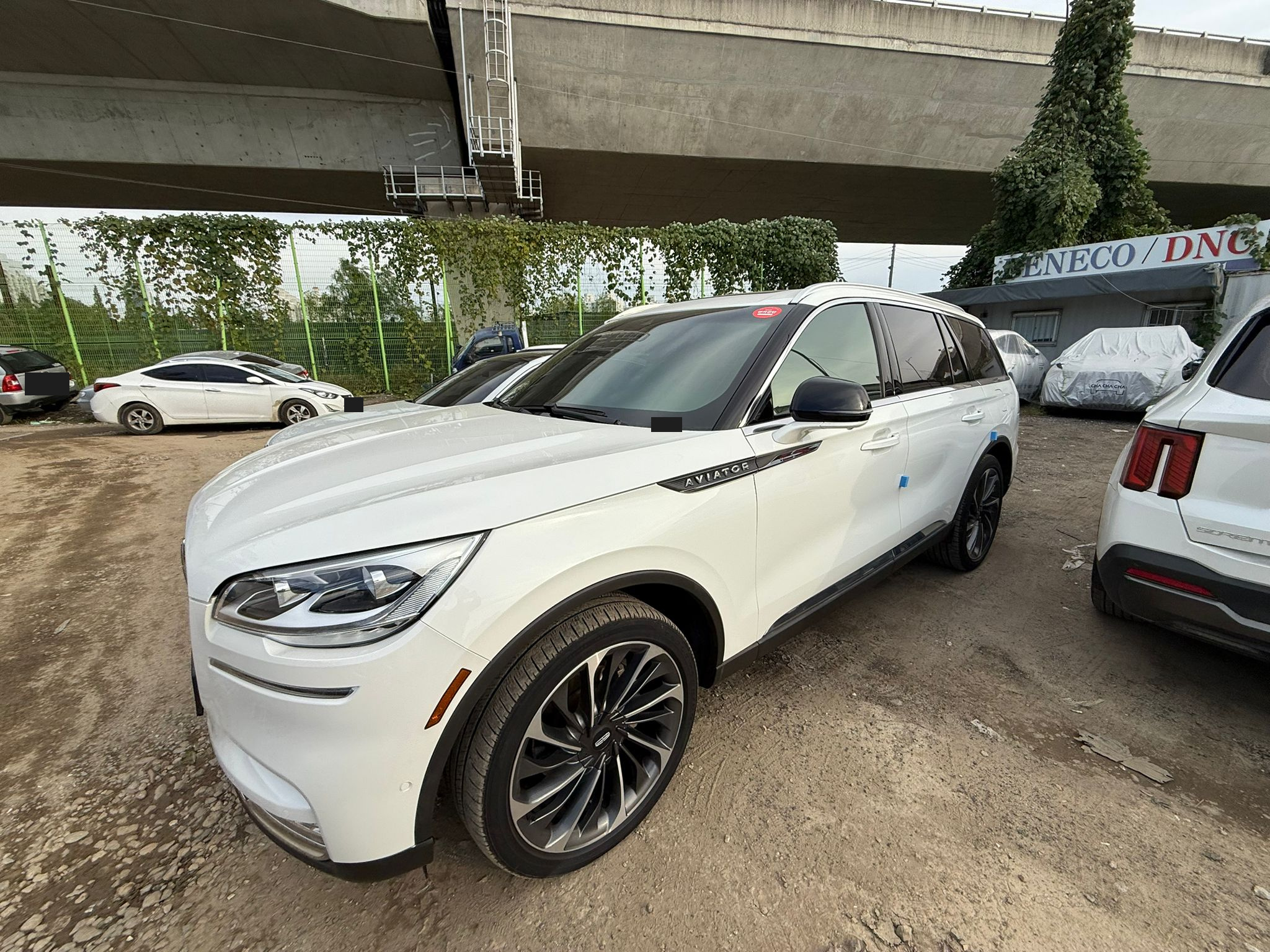 Lincoln Aviator: вид спереди в три четверти