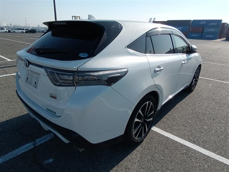 Белый Toyota Harrier, вид сзади справа