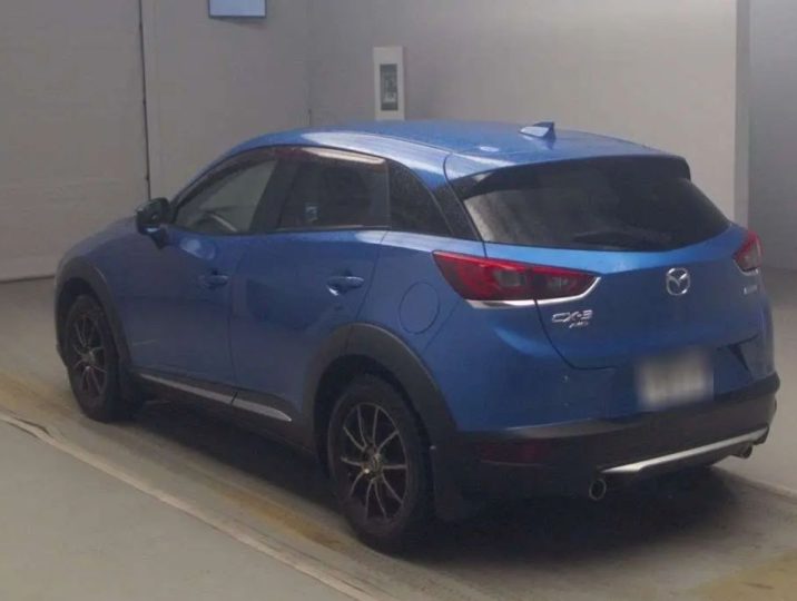 Синяя Mazda CX-3, задний левый ракурс