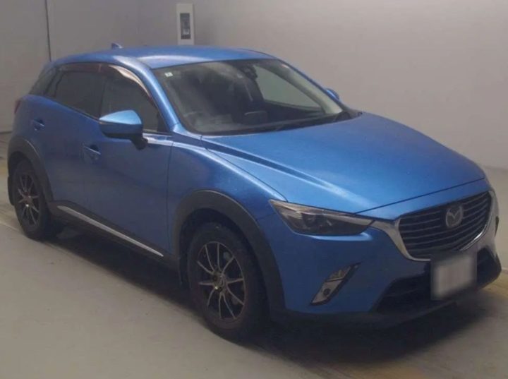 Синяя Mazda CX-3, вид спереди с другого ракурса